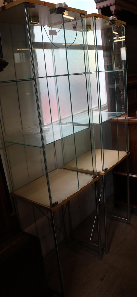 Pair of glass cabinets(-)